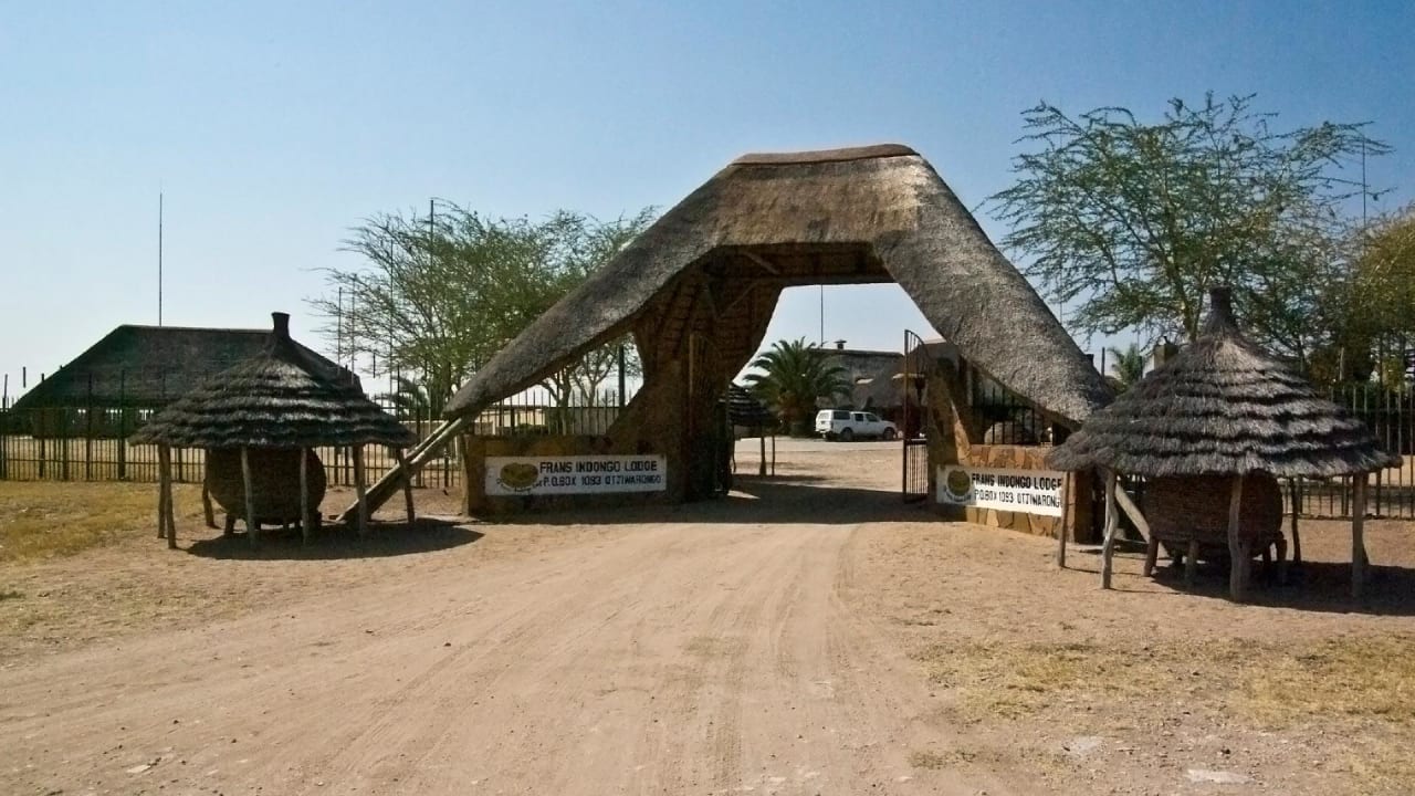 Die Einfahrt zur Lodge Hotel Frans Indongo Lodge