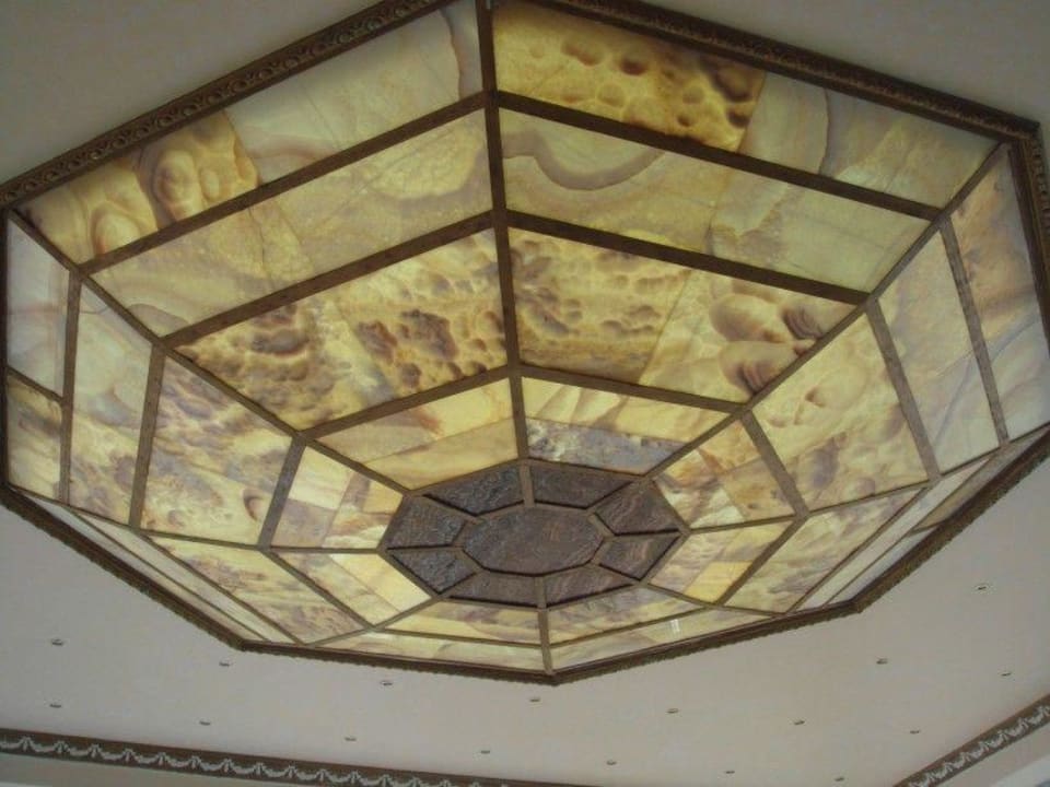 Żyrandol w holu hotelowym Hotel Planeta