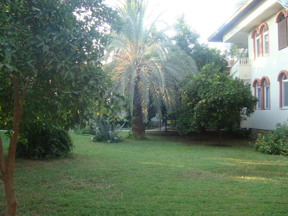 Appartement und der wunderschöne Garten Hotel Sirma