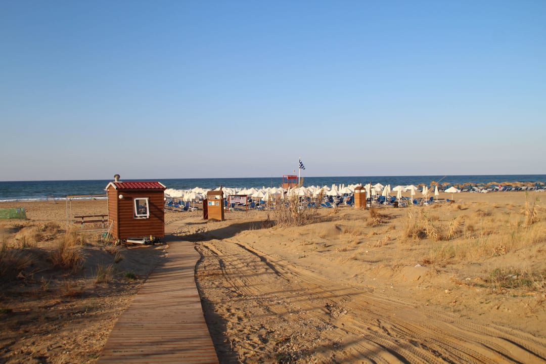 Hotelstrand mit Strandbar. HARPIN Georgioupolis Resort Aquapark & SPA