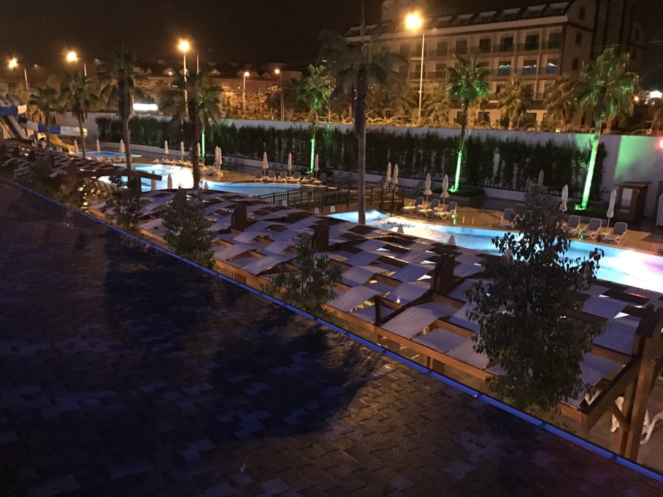 Pool Mary Hotel Side