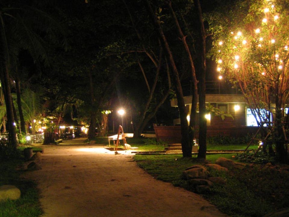 Hotel bei Nacht Moracea by Khao Lak Resort