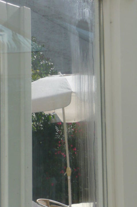 Das Wasser rinnt im öffentlichen Bereich vom Fenster Hotel Dolezal Residenz