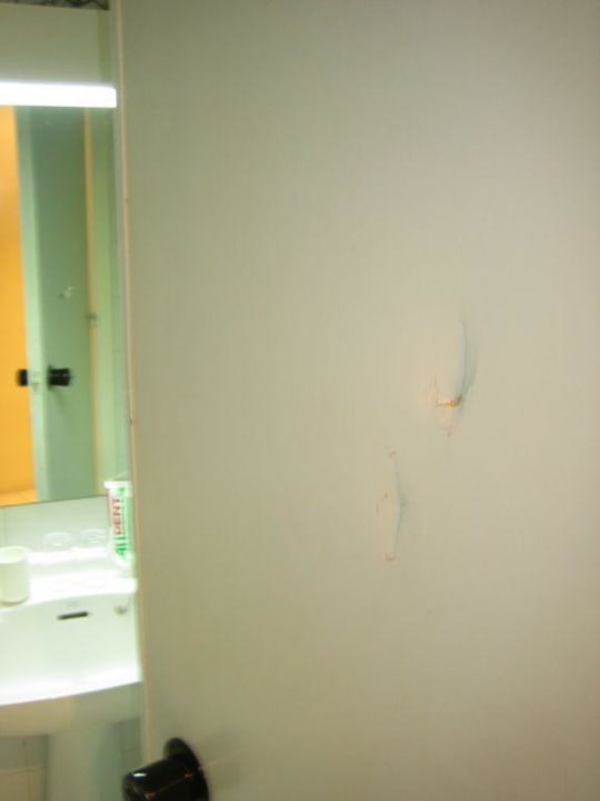 Delle in der Badezimmer-Tür The Bugibba Hotel