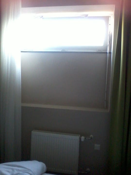 Nur Oberlicht im Zimmer RiKu HOTEL Neu-Ulm