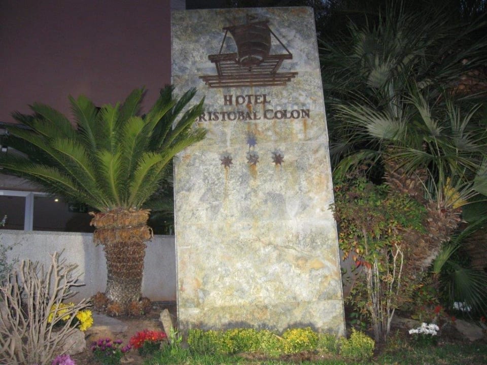 Außenanlage vor dem Hotel allsun Hotel Cristóbal Colón