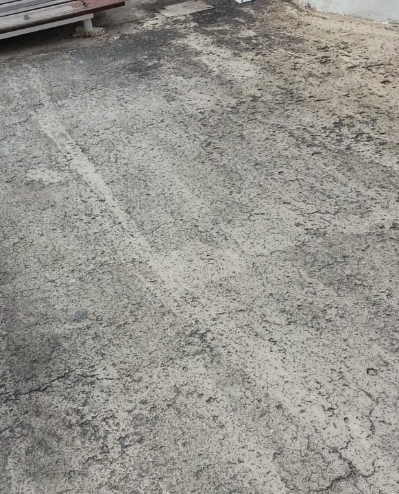 Um den Pool der nackte Beton SBH Monica Beach Resort