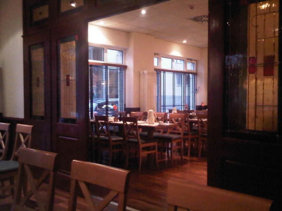 Im Frühstücksraum B&B HOTEL Mannheim-City