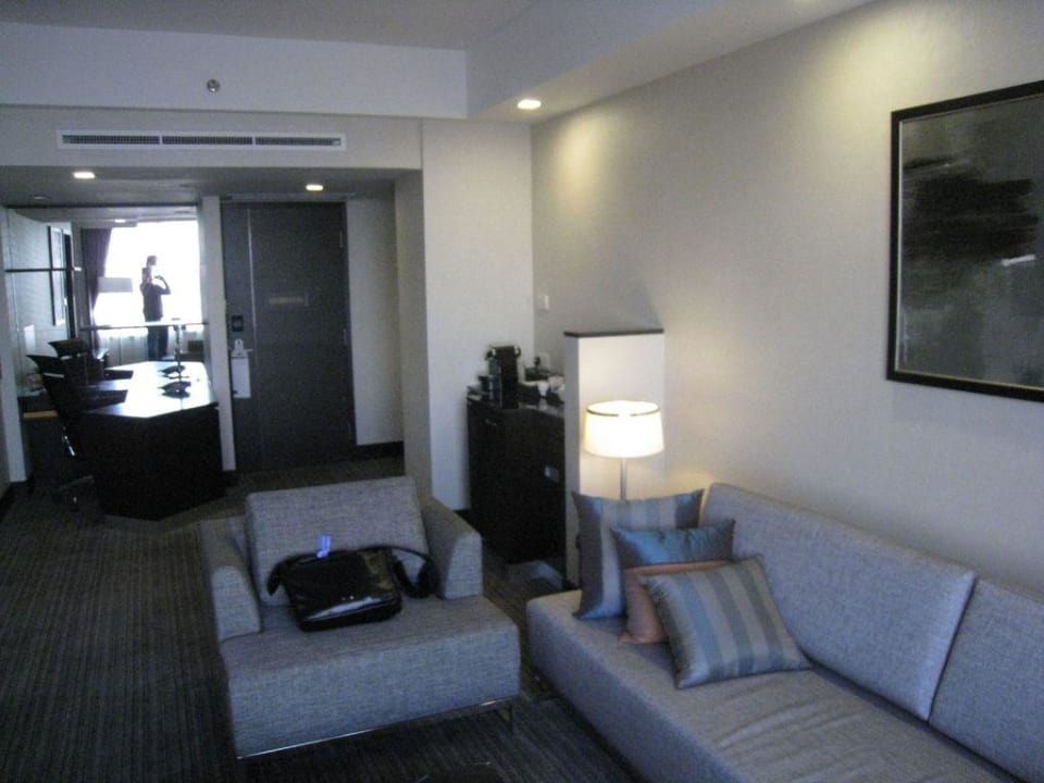 Wohnzimmer in der Suite Hotel Royal Plaza on Scotts