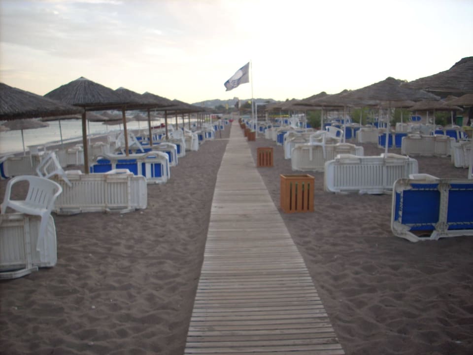 Holzstege als Promenade Hotel Calypso Beach