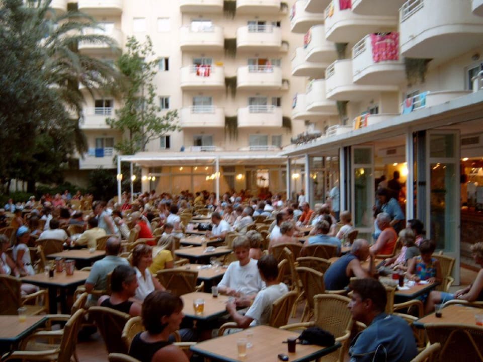 Terrasse im Hof Protur Palmeras Playa Aparthotel