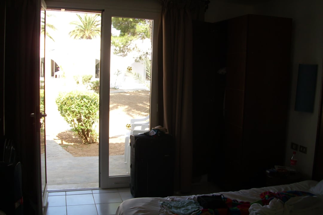 Zimmeraussicht auf Gehweg und Brachland Monarque Club Rivage