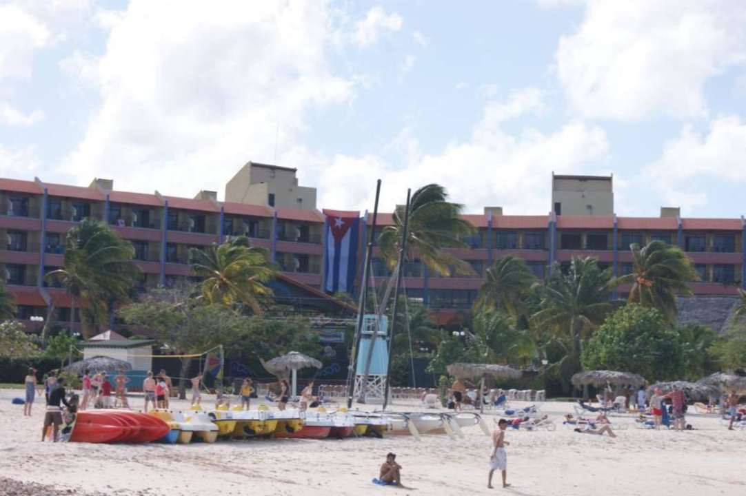 Ausblick aufs Hotel vom Steg Brisas Guardalavaca Hotel & Villas