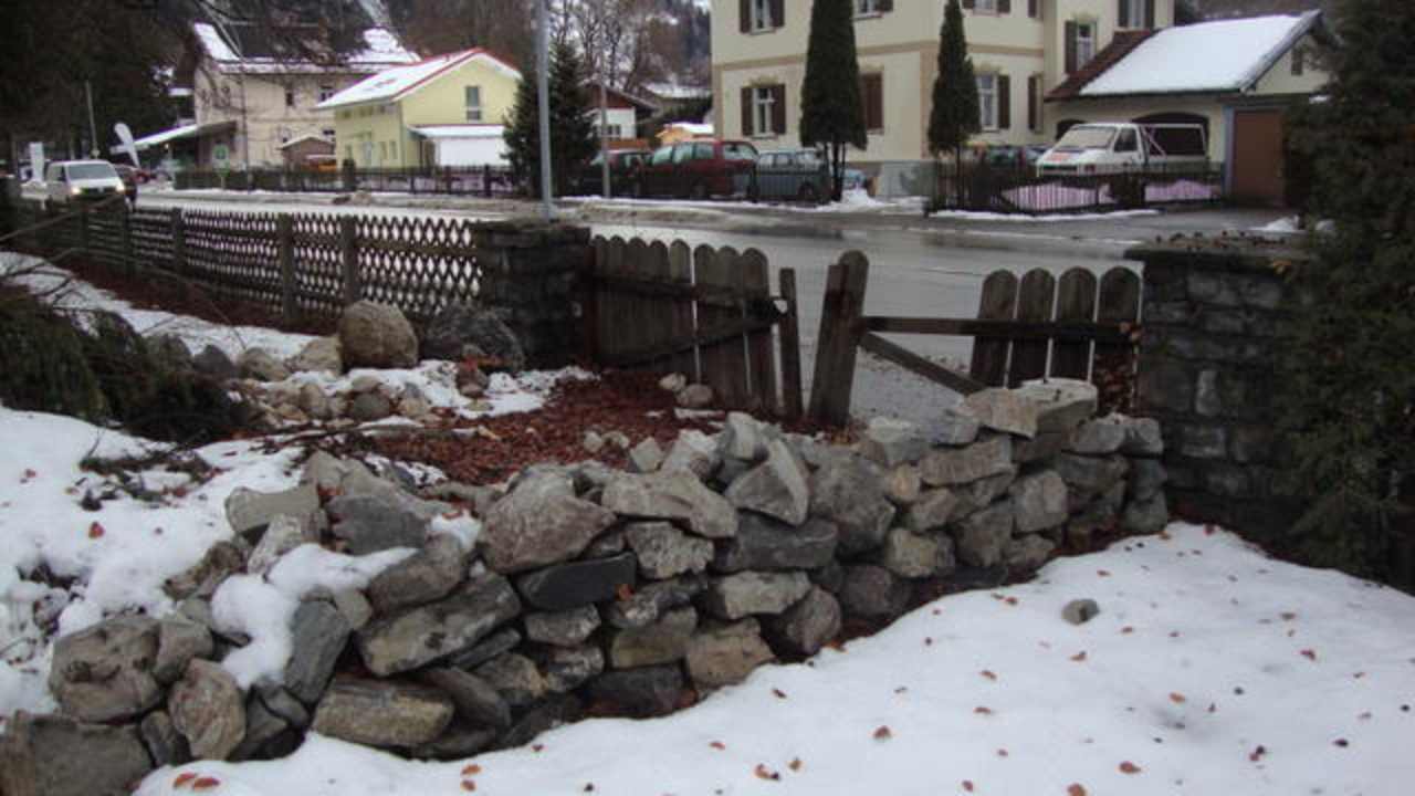 Sperrmüll und ungepflegte Gartenanlage Hotel Atlas Sport