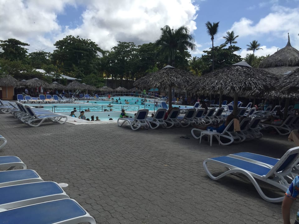 Pool um 18 Uhr, zu hälfte voll Playabachata Hotel