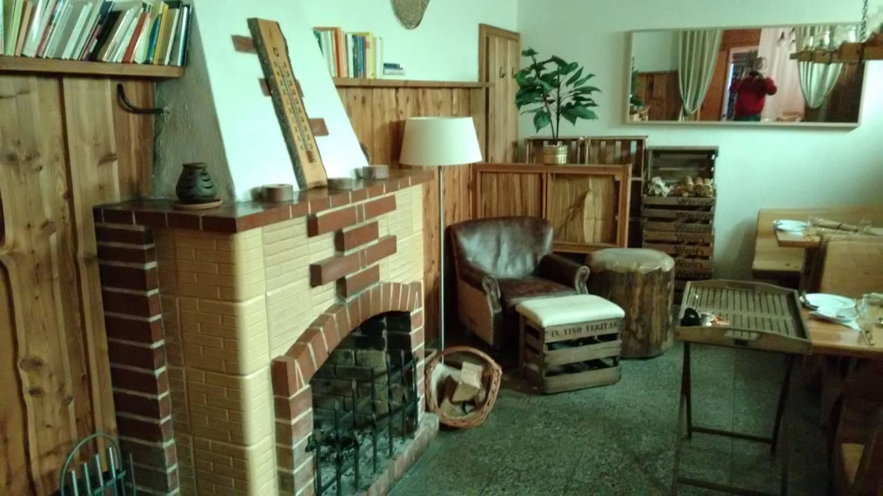 Kaminecke am Ende des Frühstücksraumes Lodge Seaside Boutique Hotel