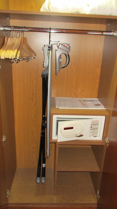 Safe, Bügelbrett, Bügeleisen Lindner Hotel Prague Castle, part of JdV by Hyatt