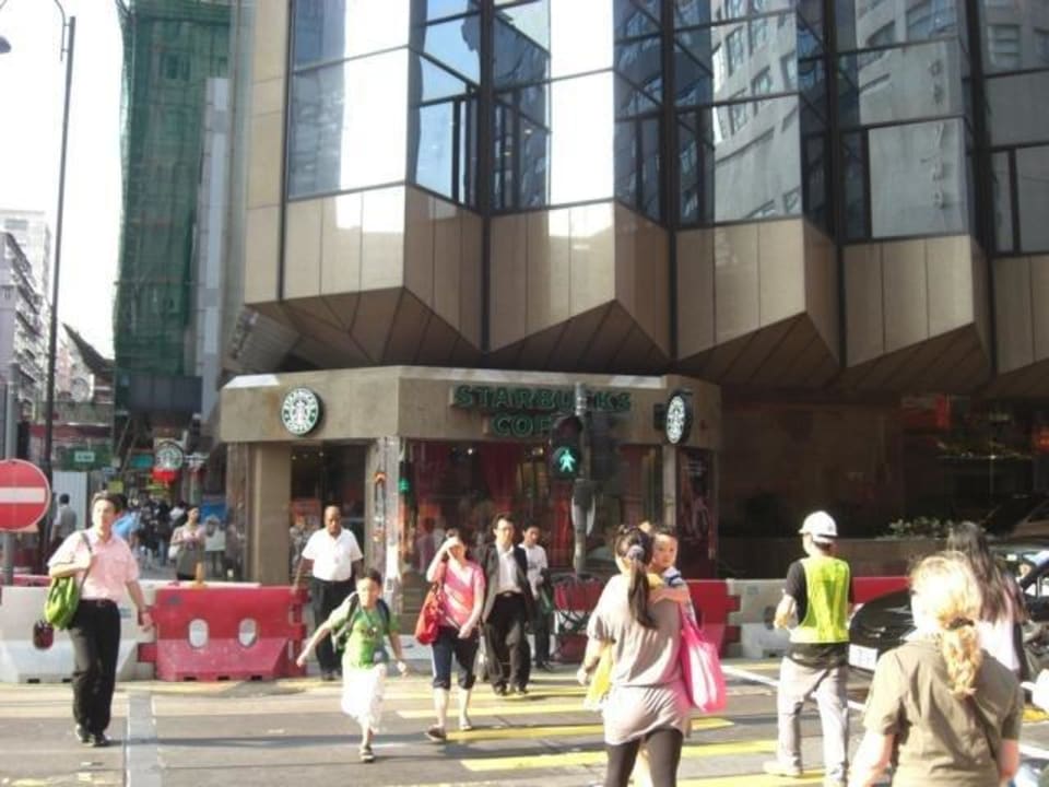 Starbucks links neben der Lobby The Kowloon Hotel