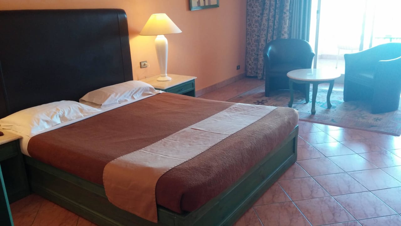 Schlafzimmer mit Sitzecke Arabia Azur Resort