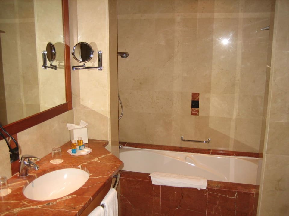 Badezimmer mit Dusche und Badewanne Lopesan Costa Meloneras, Resort & Spa