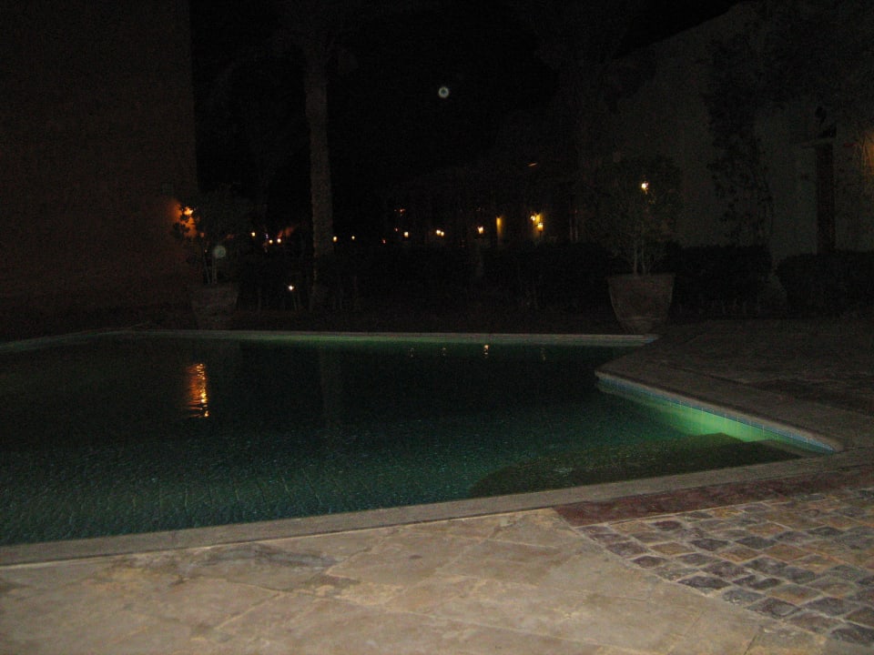 Pool aussen Richtung Rezeption und Restaurant Ali Pasha Hotel