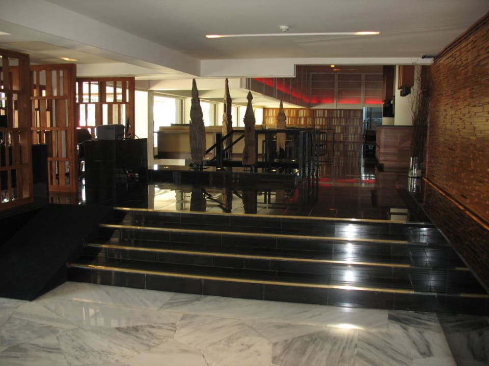 Lobby, im Hintergrund Pianobar Ramada Plaza by Wyndham Bangkok Menam Riverside