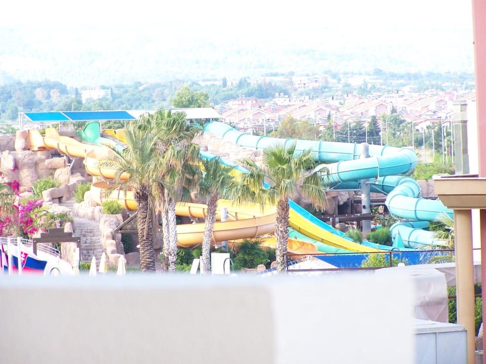 Zimmerblick zur Rutschenanlage VONRESORT Golden Coast