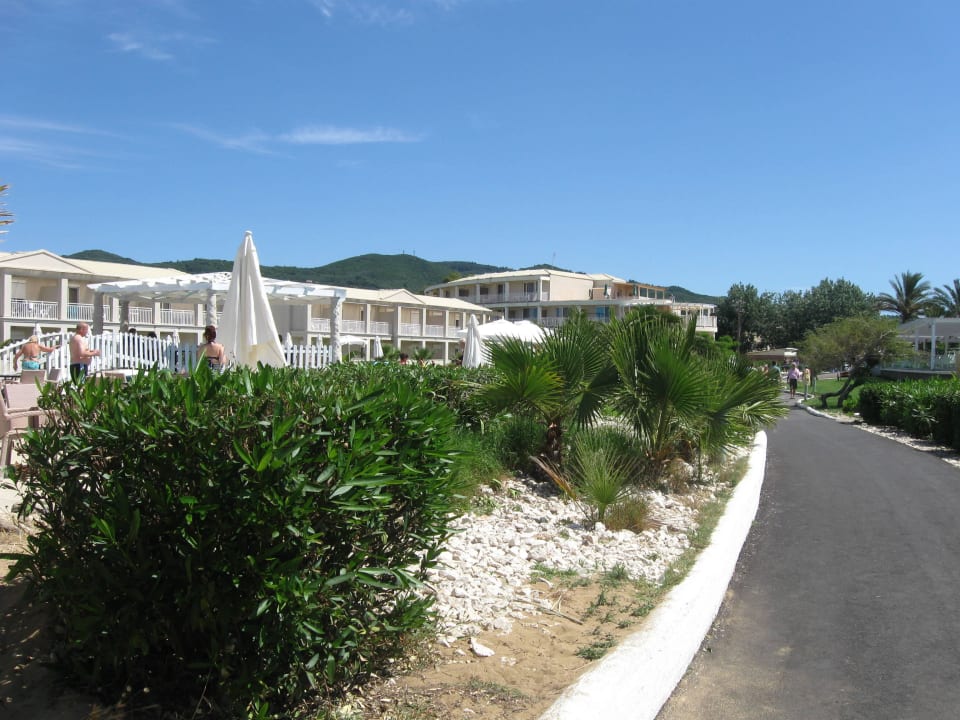 Weg vom Strand ins Hotel  Sandy Beach Resort