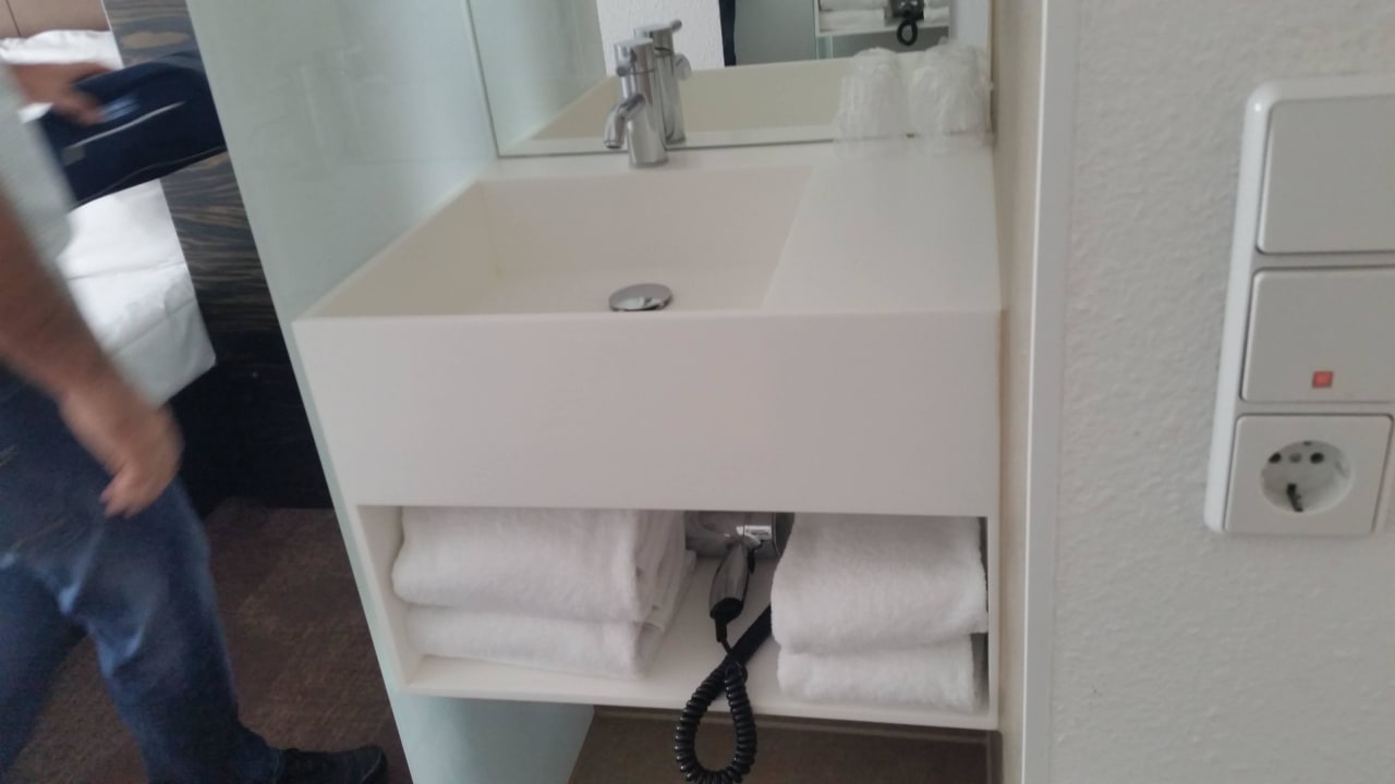 Seitlich vom Badezimmer B&B Hotel Köln-West