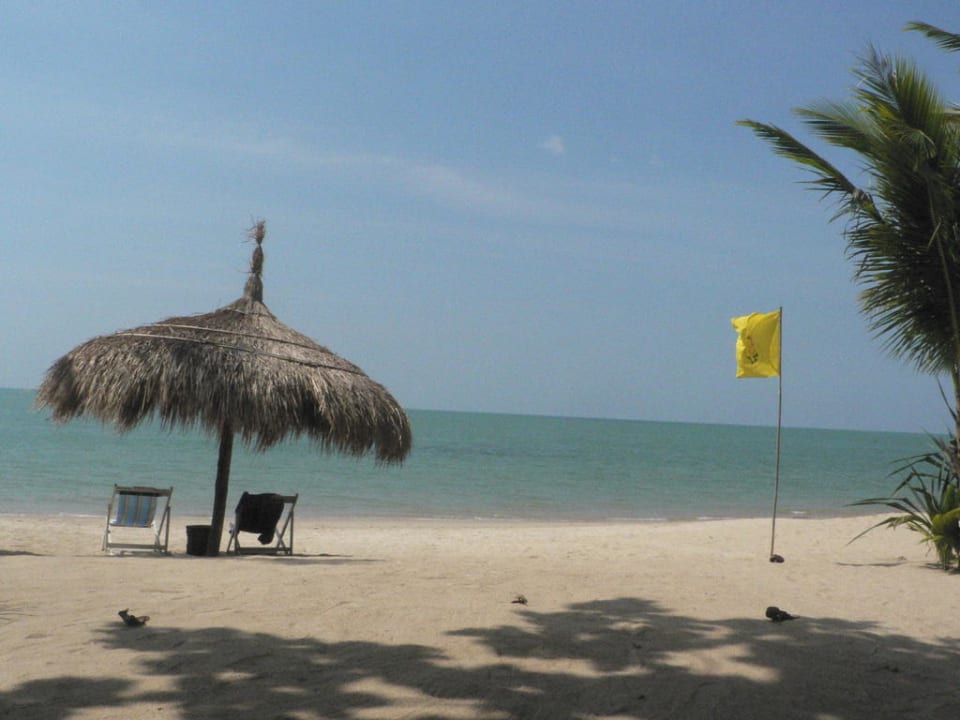 Strand mit Schirm C&N Kho Khao Beach Resort