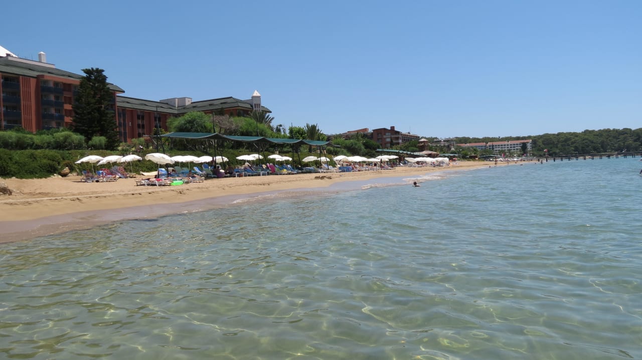 Der wunderschöne Hotelstrand  AQI Pegasos Resort