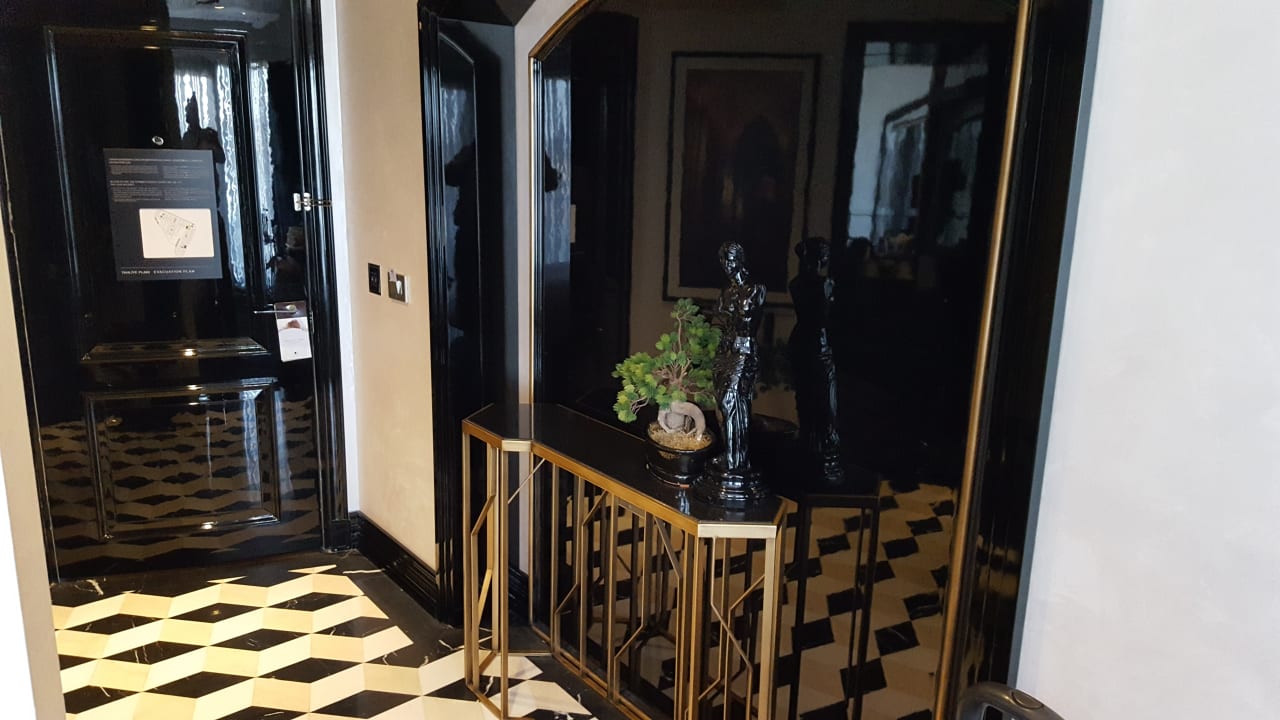 Eingangsbereich... DoubleTree by Hilton Hotel Izmir Airport