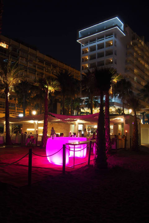 Strandbar und Hotel im Hintergrund Amàre Beach Hotel Marbella - Adults only