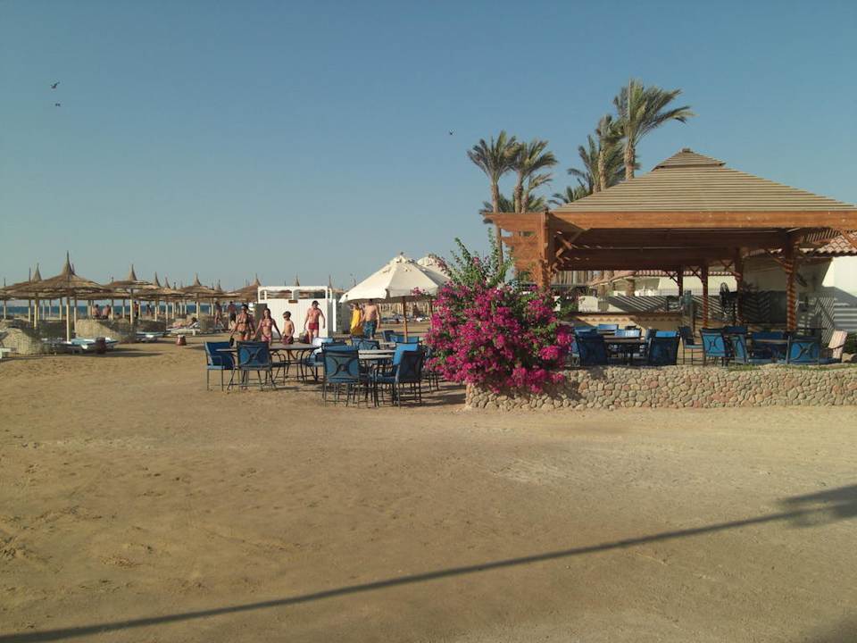 Strand mit Beach-Bar Pickalbatros Alf Leila Wa Leila Resort - Neverland Hurghada