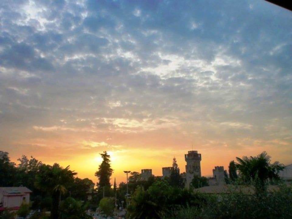 Abendstimmung mit Blick vom Balkon zur Altstadt Hotel Olimpia