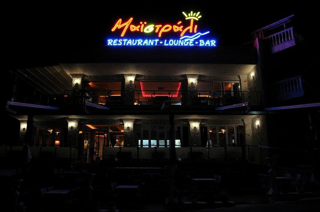 Maistrali bei Nacht Hotel Maistrali