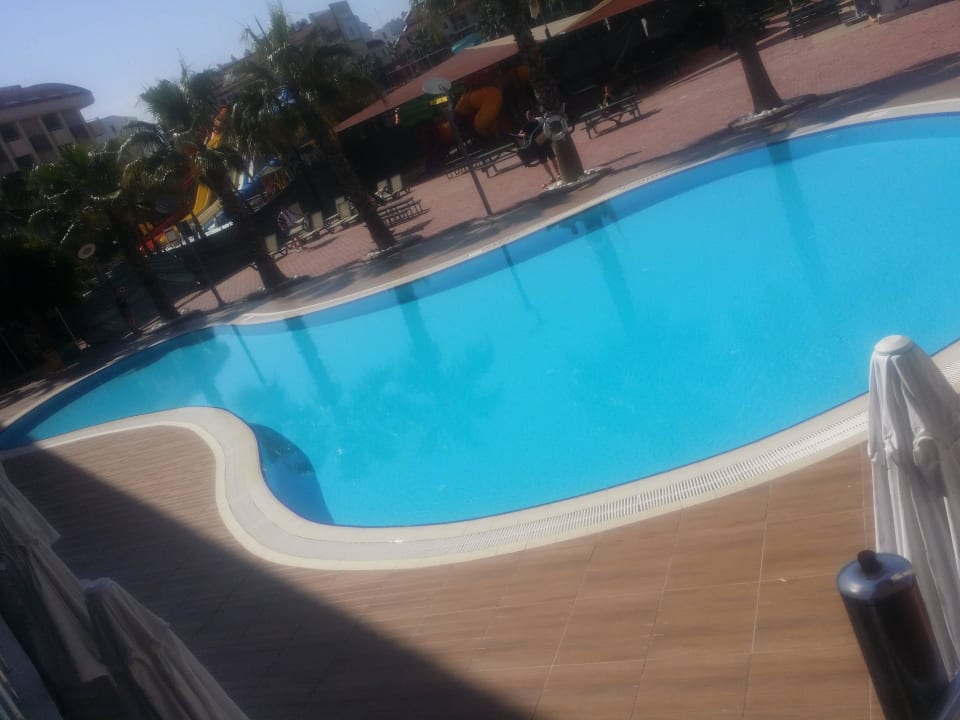 Pool in der nähe des Spielplatzes Hane Family Resort