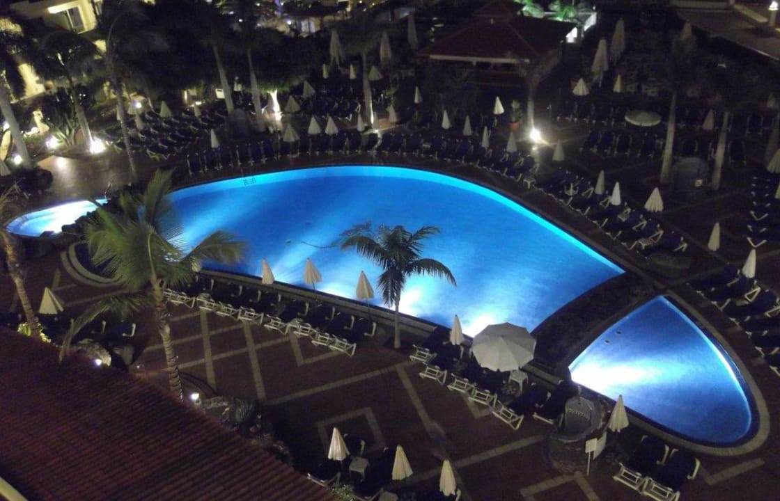 Blick auf den Pool bei Nacht R2 BUGANVILLA Hotel & Spa