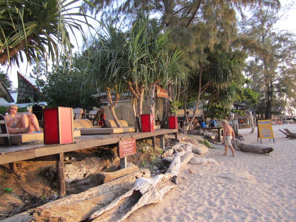 Barbereich vom Strand aus Hotel Lanta Castaway Resort
