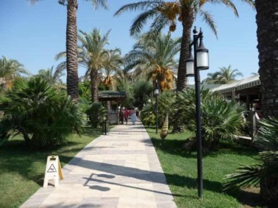 Spaziergang durch den Garten Sunis Kumköy Beach Resort Hotel & Spa