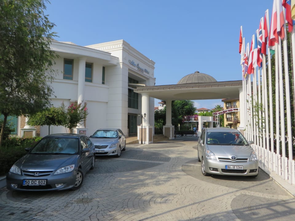 Haupteingang  Alba Queen Hotel