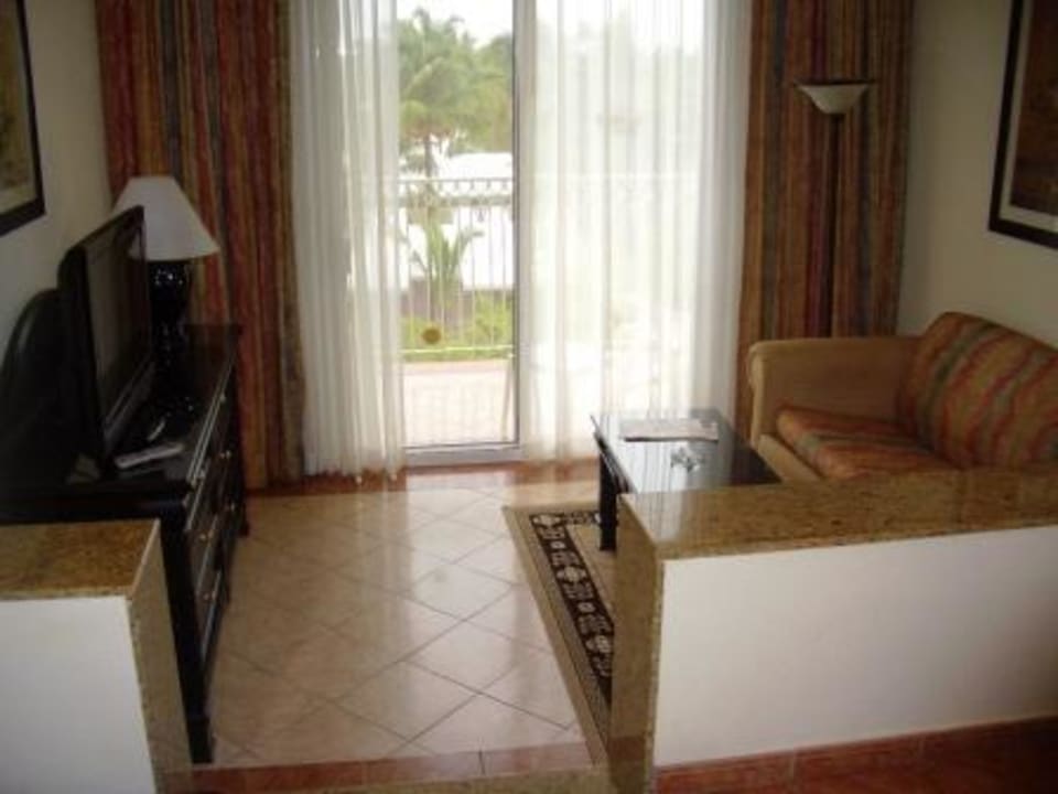 Wohnbereich mit TV Hotel Riu Palace Punta Cana