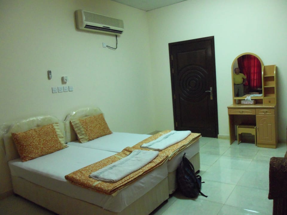 Betten, zum Teil noch in Plastik verpackt Al Taif Tours Accommodation