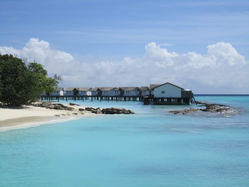 Ansicht vom Restaurant auf die Wasservillen NH Collection Maldives Reethi Resort