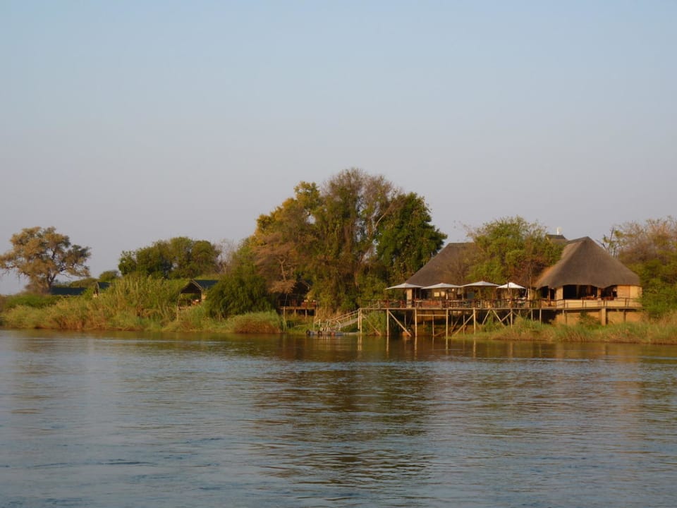 Blick vom Boot auf die Nunda Lodge Nunda River Lodge