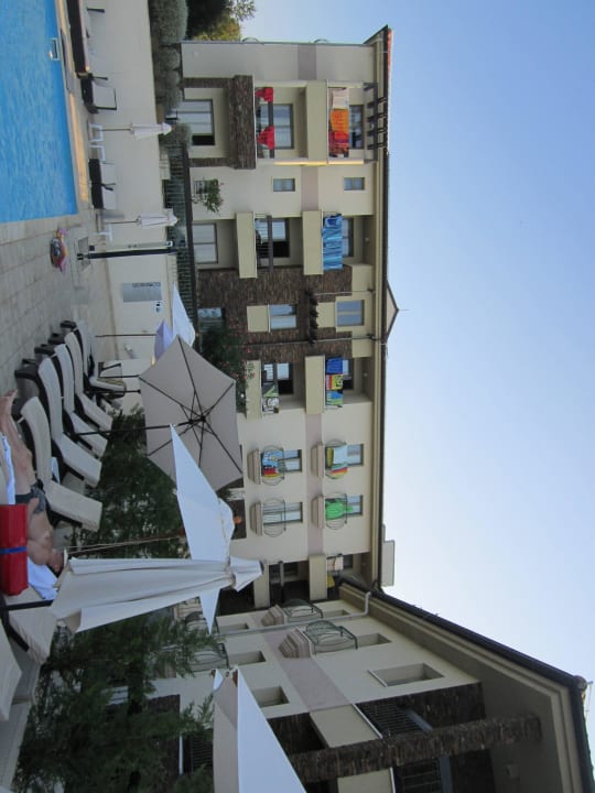 Pool und Zimmer Blue Waves Resort
