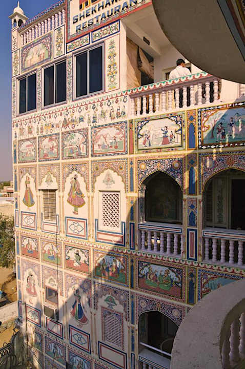 Oben, hinter den Fenstern, der Bewirtungsraum Hotel Shekhawati
