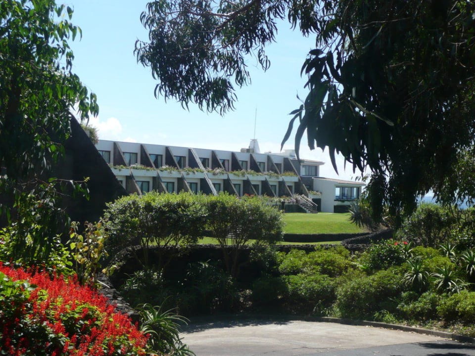 Blick auf die Hotelanlage Caloura Hotel Resort