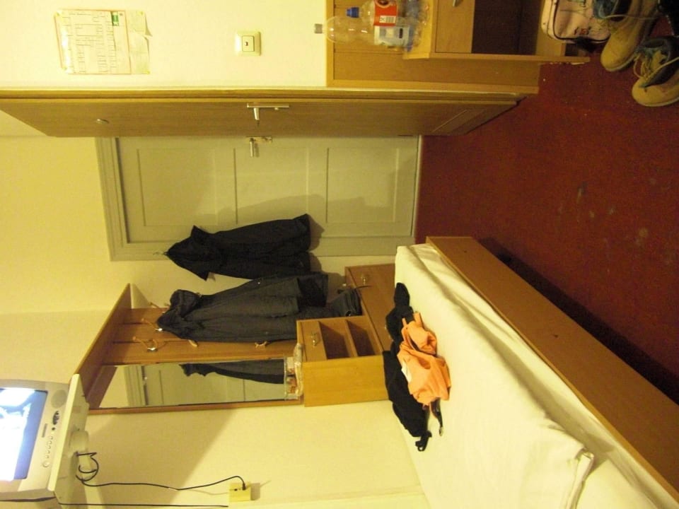 Garderobe ... ist das der Kleiderschrank ??? Pension Messe am Funkturm