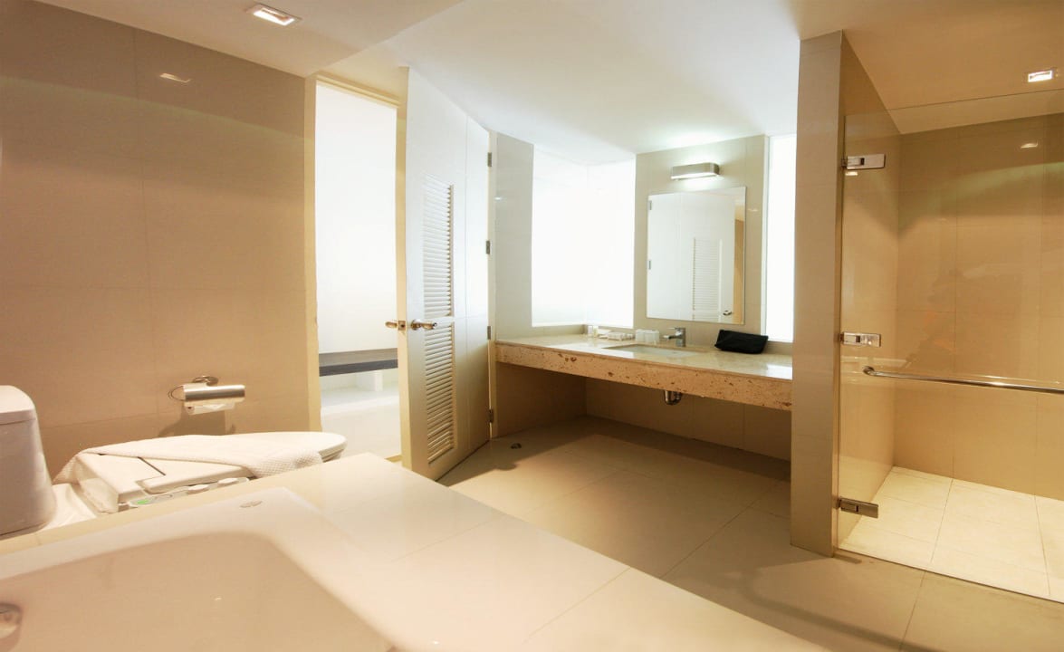 Bathroom View Pent  Hotel The Lantern Resort Patong